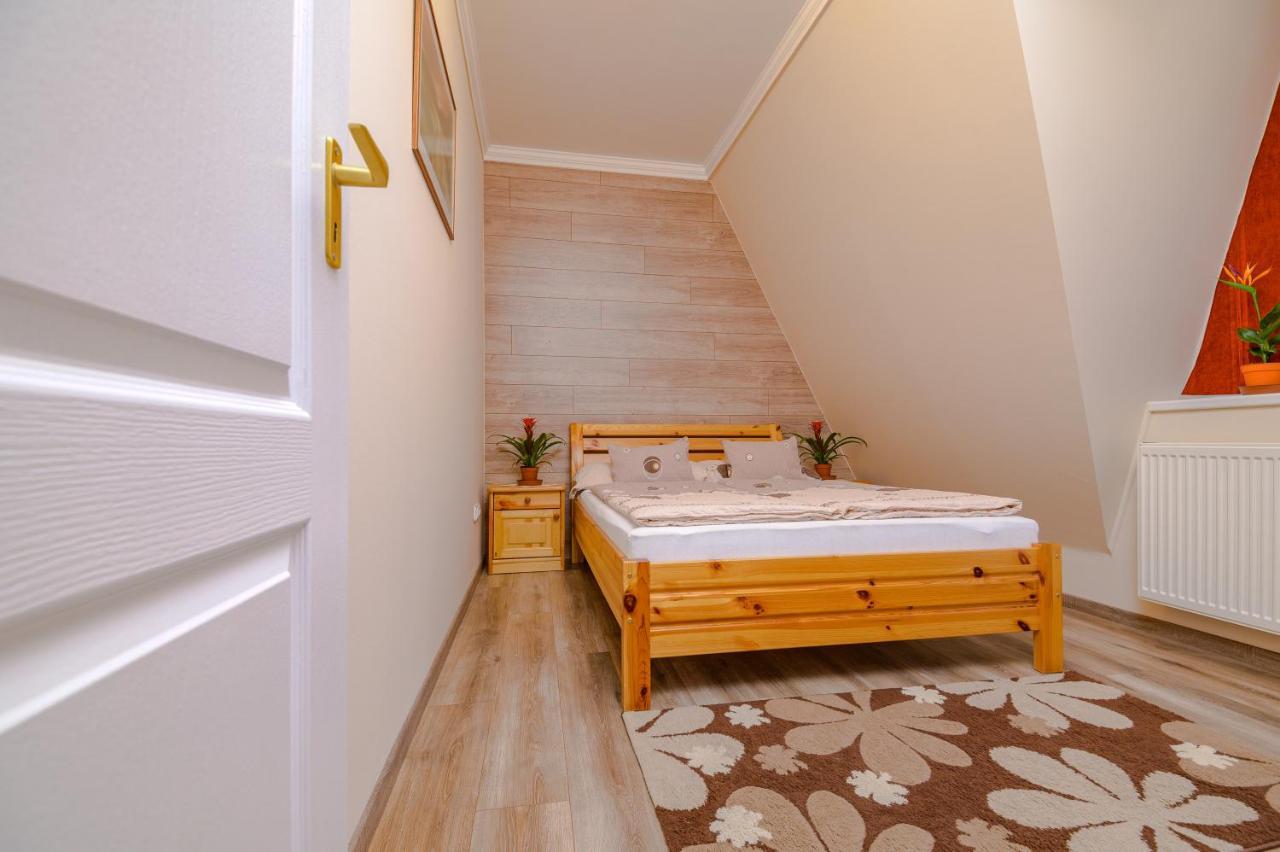 ILLÉS Apartmanok II. Hajdúszoboszló Esterno foto
